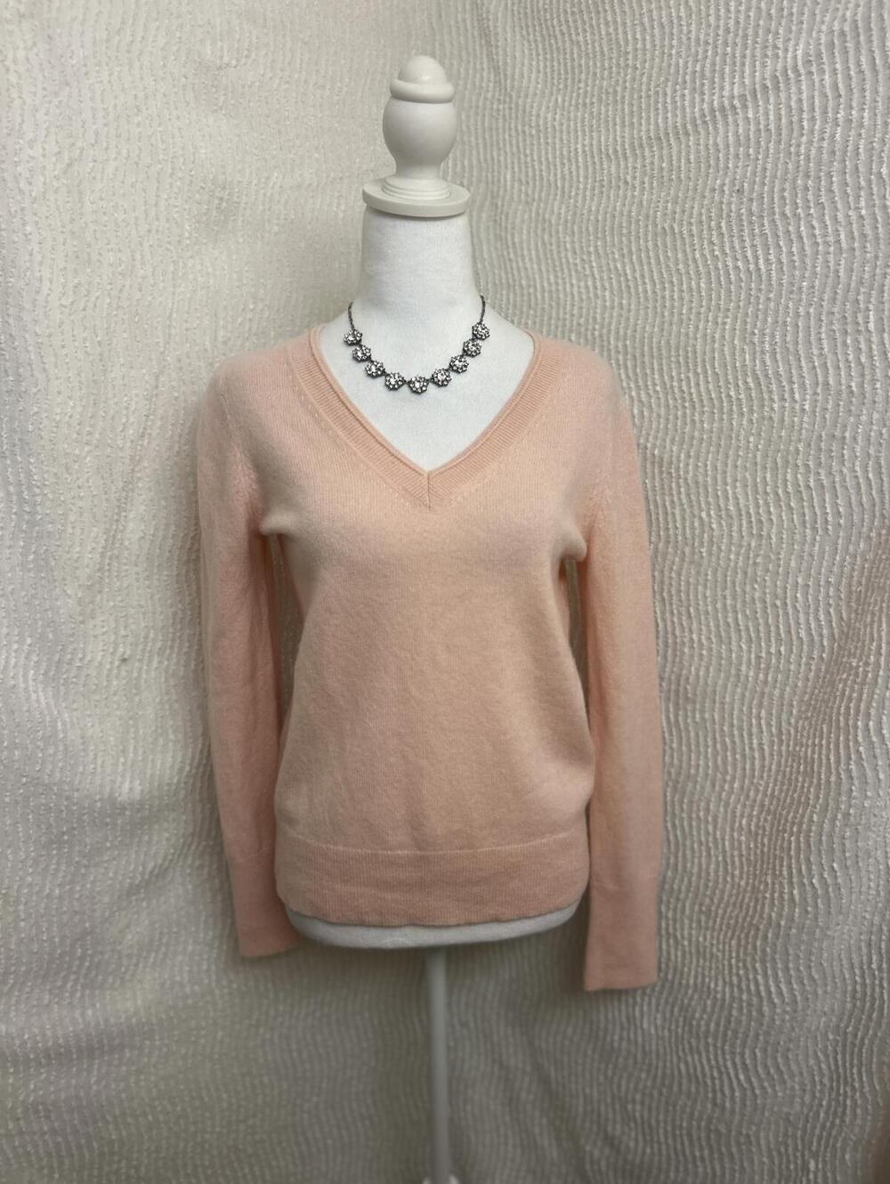 Halogen 100% Cashmere Sweater Women’s M Peach V-Neck Soft Luxury Knit Classic